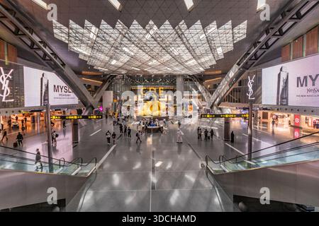 DOHA, KATAR - 22. SEPTEMBER 2023: Innere des internationalen Flughafens Hamad in Doha, Katar Stockfoto