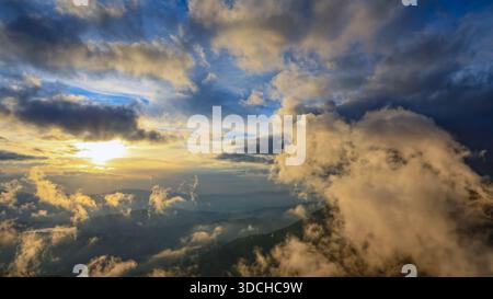 Sonnenuntergang mit Wolken über den Berggipfeln des Lazio-Apennins in Italien. Stockfoto