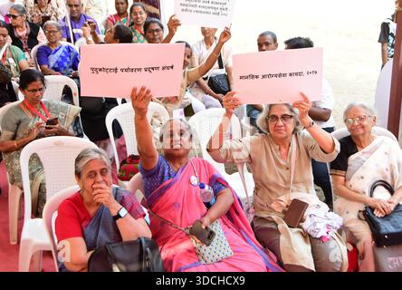 Mumbai, Indien. Dezember 2025. MUMBAI, INDIEN - 22. DEZEMBER: Mitglieder versammelten sich während der 50-jährigen Feier von Stree Mukti Sanghatana am 22. Dezember 2025 im Azad Maidan in Mumbai, Indien. Stree Mukti Sanghatana arbeitet an Frauenfragen und schafft Bewusstsein für Frauenrechte. (Foto: Bhushan Koyande/Hindustan Times/SIPA USA) Credit: SIPA USA/Alamy Live News Stockfoto