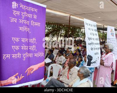 Mumbai, Indien. Dezember 2025. MUMBAI, INDIEN - 22. DEZEMBER: Mitglieder versammelten sich während der 50-jährigen Feier von Stree Mukti Sanghatana am 22. Dezember 2025 im Azad Maidan in Mumbai, Indien. Stree Mukti Sanghatana arbeitet an Frauenfragen und schafft Bewusstsein für Frauenrechte. (Foto: Bhushan Koyande/Hindustan Times/SIPA USA) Credit: SIPA USA/Alamy Live News Stockfoto