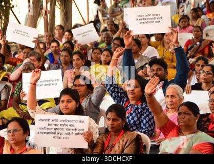 Mumbai, Indien. Dezember 2025. MUMBAI, INDIEN - 22. DEZEMBER: Mitglieder versammelten sich während der 50-jährigen Feier von Stree Mukti Sanghatana am 22. Dezember 2025 im Azad Maidan in Mumbai, Indien. Stree Mukti Sanghatana arbeitet an Frauenfragen und schafft Bewusstsein für Frauenrechte. (Foto: Bhushan Koyande/Hindustan Times/SIPA USA) Credit: SIPA USA/Alamy Live News Stockfoto