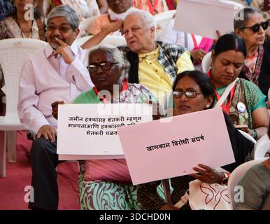 Mumbai, Indien. Dezember 2025. MUMBAI, INDIEN - 22. DEZEMBER: Mitglieder versammelten sich während der 50-jährigen Feier von Stree Mukti Sanghatana am 22. Dezember 2025 im Azad Maidan in Mumbai, Indien. Stree Mukti Sanghatana arbeitet an Frauenfragen und schafft Bewusstsein für Frauenrechte. (Foto: Bhushan Koyande/Hindustan Times/SIPA USA) Credit: SIPA USA/Alamy Live News Stockfoto