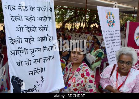 Mumbai, Indien. Dezember 2025. MUMBAI, INDIEN - 22. DEZEMBER: Mitglieder versammelten sich während der 50-jährigen Feier von Stree Mukti Sanghatana am 22. Dezember 2025 im Azad Maidan in Mumbai, Indien. Stree Mukti Sanghatana arbeitet an Frauenfragen und schafft Bewusstsein für Frauenrechte. (Foto: Bhushan Koyande/Hindustan Times/SIPA USA) Credit: SIPA USA/Alamy Live News Stockfoto