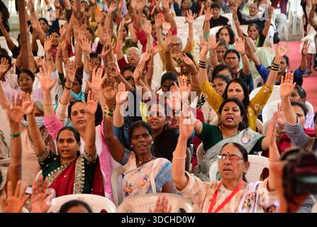 Mumbai, Indien. Dezember 2025. MUMBAI, INDIEN - 22. DEZEMBER: Mitglieder versammelten sich während der 50-jährigen Feier von Stree Mukti Sanghatana am 22. Dezember 2025 im Azad Maidan in Mumbai, Indien. Stree Mukti Sanghatana arbeitet an Frauenfragen und schafft Bewusstsein für Frauenrechte. (Foto: Bhushan Koyande/Hindustan Times/SIPA USA) Credit: SIPA USA/Alamy Live News Stockfoto