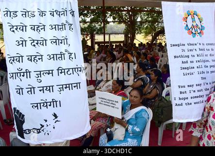Mumbai, Indien. Dezember 2025. MUMBAI, INDIEN - 22. DEZEMBER: Mitglieder versammelten sich während der 50-jährigen Feier von Stree Mukti Sanghatana am 22. Dezember 2025 im Azad Maidan in Mumbai, Indien. Stree Mukti Sanghatana arbeitet an Frauenfragen und schafft Bewusstsein für Frauenrechte. (Foto: Bhushan Koyande/Hindustan Times/SIPA USA) Credit: SIPA USA/Alamy Live News Stockfoto