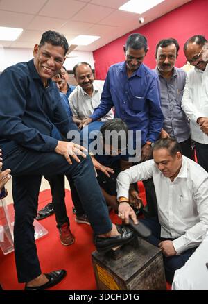 Mumbai, Indien. Dezember 2025. MUMBAI, INDIEN - 22. DEZEMBER: Der BJP-Präsident von Mumbai Amit Satam glänzt während des Eisenbahnstiefel-Arbeitnehmertreffens im BJP-Büro von Mumbai in Dadar am 22. Dezember 2025 in Mumbai, Indien. (Foto: Raju Shinde/Hindustan Times/SIPA USA) Credit: SIPA USA/Alamy Live News Stockfoto