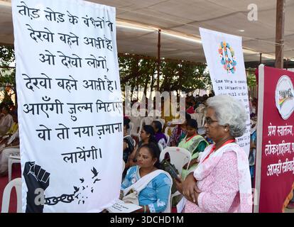 Mumbai, Indien. Dezember 2025. MUMBAI, INDIEN - 22. DEZEMBER: Mitglieder versammelten sich während der 50-jährigen Feier von Stree Mukti Sanghatana am 22. Dezember 2025 im Azad Maidan in Mumbai, Indien. Stree Mukti Sanghatana arbeitet an Frauenfragen und schafft Bewusstsein für Frauenrechte. (Foto: Bhushan Koyande/Hindustan Times/SIPA USA) Credit: SIPA USA/Alamy Live News Stockfoto