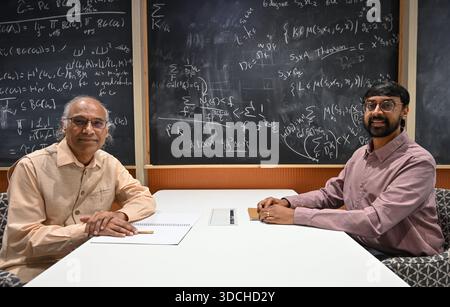 Mumbai, Indien. Dezember 2025. MUMBAI, INDIEN - 22. DEZEMBER: Mathematiker V Kumar Murty (L) und Manjul Bhargava (R) diskutieren während des Seminars anlässlich des Nationalen Mathematiktages am Lodha Mathematics Sciences Institute in Wadala am 22. Dezember 2025 in Mumbai, Indien. (Foto: Raju Shinde/Hindustan Times/SIPA USA) Credit: SIPA USA/Alamy Live News Stockfoto