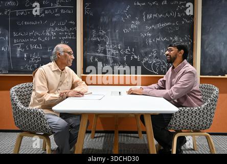 Mumbai, Indien. Dezember 2025. MUMBAI, INDIEN - 22. DEZEMBER: Mathematiker V Kumar Murty (L) und Manjul Bhargava (R) diskutieren während des Seminars anlässlich des Nationalen Mathematiktages am Lodha Mathematics Sciences Institute in Wadala am 22. Dezember 2025 in Mumbai, Indien. (Foto: Raju Shinde/Hindustan Times/SIPA USA) Credit: SIPA USA/Alamy Live News Stockfoto