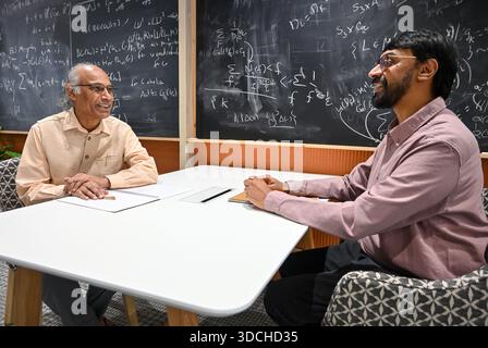 Mumbai, Indien. Dezember 2025. MUMBAI, INDIEN - 22. DEZEMBER: Mathematiker V Kumar Murty (L) und Manjul Bhargava (R) diskutieren während des Seminars anlässlich des Nationalen Mathematiktages am Lodha Mathematics Sciences Institute in Wadala am 22. Dezember 2025 in Mumbai, Indien. (Foto: Raju Shinde/Hindustan Times/SIPA USA) Credit: SIPA USA/Alamy Live News Stockfoto