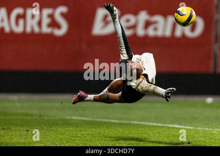 Seixal, Lissabon, Portugal. Dezember 2025. Diego Callai bereitet sich vor dem Liga Portugal Meu Super Match zwischen SL Benfica B und Sporting CP B am 22. Dezember 2025 auf dem Benfica Campus in Lissabon vor. (Kreditbild: © Davide Puglisi/ZUMA Press Wire) NUR REDAKTIONELLE VERWENDUNG! Nicht für kommerzielle ZWECKE! Stockfoto