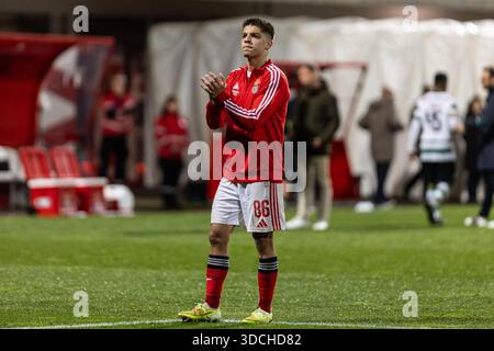 Seixal, Lissabon, Portugal. Dezember 2025. Diogo Prioste dankt den Fans nach dem Liga Portugal Meu Super Match zwischen SL Benfica B und Sporting CP B auf dem Benfica Campus am 22. Dezember 2025 in Lissabon. (Kreditbild: © Davide Puglisi/ZUMA Press Wire) NUR REDAKTIONELLE VERWENDUNG! Nicht für kommerzielle ZWECKE! Stockfoto