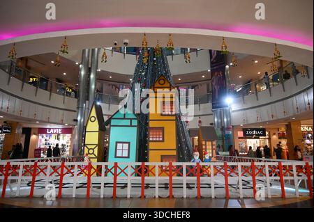Indien. Dezember 2025. MUMBAI, INDIEN - 22. DEZEMBER: Festliche Dekoration in der GIP Mall für die Weihnachtsfeier am 22. Dezember 2025 in Noida, Indien. (Foto: Sunil Ghosh/Hindustan Times/SIPA USA) Credit: SIPA USA/Alamy Live News Stockfoto