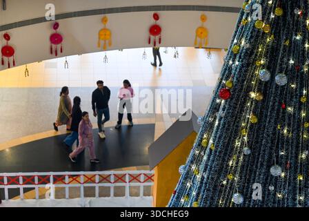 Indien. Dezember 2025. MUMBAI, INDIEN - 22. DEZEMBER: Festliche Dekoration in der GIP Mall für die Weihnachtsfeier am 22. Dezember 2025 in Noida, Indien. (Foto: Sunil Ghosh/Hindustan Times/SIPA USA) Credit: SIPA USA/Alamy Live News Stockfoto