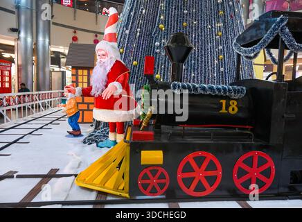 Indien. Dezember 2025. MUMBAI, INDIEN - 22. DEZEMBER: Spielzeugzug-Dekoration in der GIP Mall für die Weihnachtsfeier am 22. Dezember 2025 in Noida, Indien. (Foto: Sunil Ghosh/Hindustan Times/SIPA USA) Credit: SIPA USA/Alamy Live News Stockfoto