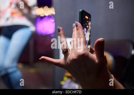 Effektive Verwendung einer tragbaren Lichtquelle und eines Smartphones in einer schwach beleuchteten Umgebung Stockfoto