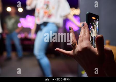 Effektive Verwendung einer tragbaren Lichtquelle und eines Smartphones in einer schwach beleuchteten Umgebung Stockfoto