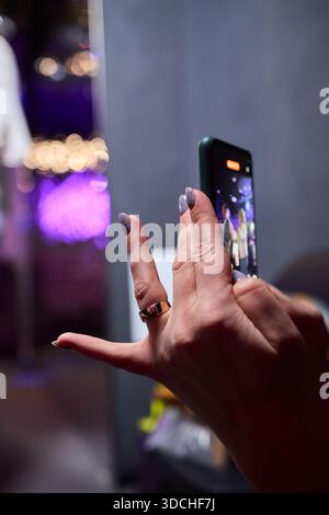 Effektive Verwendung einer tragbaren Lichtquelle und eines Smartphones in einer schwach beleuchteten Umgebung Stockfoto