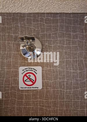 Hängen Sie im Sheraton Centre Hotel in der Queen Street West in der Innenstadt von Toronto, Ontario, Kanada keine Gegenstände vom Schild mit Sprinklerkopf auf Stockfoto