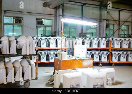Die Produktionswerkstatt von keramischen Badezimmerprodukten, die industrielle Produktionsumgebung, die Merkmale der manuellen Bedienung und die Massenproduktion Stockfoto