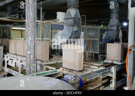 Die Produktionswerkstatt von keramischen Badezimmerprodukten, die industrielle Produktionsumgebung, die Merkmale der manuellen Bedienung und die Massenproduktion Stockfoto