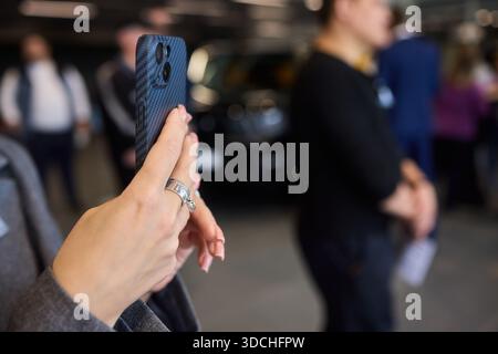 Effektive Verwendung einer tragbaren Lichtquelle und eines Smartphones in einer schwach beleuchteten Umgebung Stockfoto