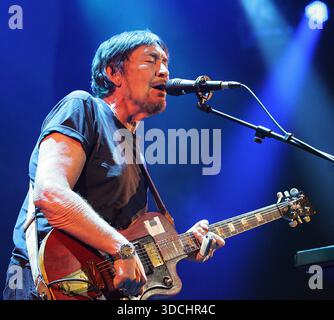 CHRIS REA (* 1951. März bis 22. Dezember 2025) war ein englischer Rock- und Blues-Sänger, Songwriter und Gitarrist. Rea ist bekannt für seine unverwechselbare Stimme und sein Slide-Gitarrenspiel und nahm 25 Studioalben auf, von denen zwei die Spitze der UK Albums Charts erreichten. REA starb nach kurzer Krankheit im Alter von 74 Jahren im Krankenhaus. DATEIFOTO AUFGENOMMEN AM: 10. Juni 2025, Sheffield, England, Vereinigtes Königreich: Der britische Sänger und Songwriter CHRIS REA, 74, tritt in der Sheffield City Hall auf. (Kreditbild: © Glenn Ashley/ZUMA Press Wire) NUR REDAKTIONELLE VERWENDUNG! Nicht für kommerzielle ZWECKE! Stockfoto