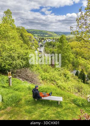 Luftaufnahme, Drohnenfoto: Wanderer auf einer Bank mit Blick auf das Floehatal, Oberneuschoenberg, Olbernhau, Erzgebirge, Sachsen, Deutschland Stockfoto