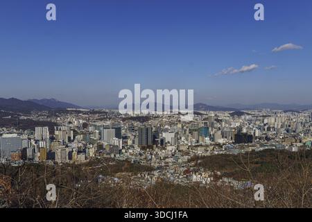 Weitläufiger Panoramablick auf eine Stadt mit Bergen im Hintergrund, Seoul, Südkorea Stockfoto