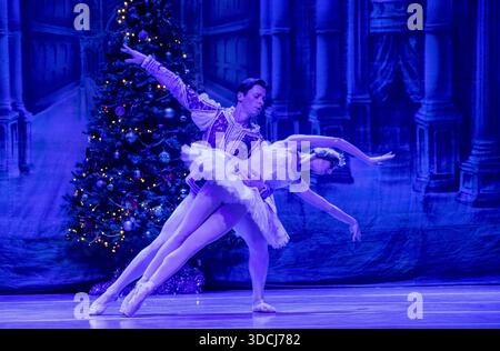 Nairobi, Nairobi, Kenia. Dezember 2025. Balletttänzer des Moskauer Staatlichen Akademischen Theaters treten am 22. Dezember 2025 bei der russischen Ballettgala in Nairobi auf. Unter der Leitung von Victor Davydov, dem künstlerischen Leiter, präsentierten die Tänzer eine Reihe von Acts, darunter Tänze aus dem zweiten Akt des Balletts der Nussknacker, Weiße Adagio aus dem Ballett Schwanensee sowie den Ozean und die Perlen Pas de Trois aus dem Ballett das kleine Buckelpferd von Pjotschaikowski Taikowski Tschaikowski. Die Gala ist eine Feier der Kunstfertigkeit mit dem Ziel, den kulturellen Austausch zu fördern. (Bild: © Kevin Midigo/ZUMA Press Wire) E Stockfoto