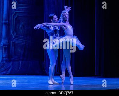 Nairobi, Nairobi, Kenia. Dezember 2025. Balletttänzer des Moskauer Staatlichen Akademischen Theaters treten am 22. Dezember 2025 bei der russischen Ballettgala in Nairobi auf. Unter der Leitung von Victor Davydov, dem künstlerischen Leiter, präsentierten die Tänzer eine Reihe von Acts, darunter Tänze aus dem zweiten Akt des Balletts der Nussknacker, Weiße Adagio aus dem Ballett Schwanensee sowie den Ozean und die Perlen Pas de Trois aus dem Ballett das kleine Buckelpferd von Pjotschaikowski Taikowski Tschaikowski. Die Gala ist eine Feier der Kunstfertigkeit mit dem Ziel, den kulturellen Austausch zu fördern. (Bild: © Kevin Midigo/ZUMA Press Wire) E Stockfoto