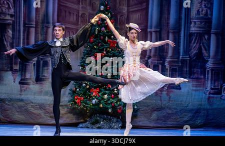 Nairobi, Nairobi, Kenia. Dezember 2025. Balletttänzer des Moskauer Staatlichen Akademischen Theaters treten am 22. Dezember 2025 bei der russischen Ballettgala in Nairobi auf. Unter der Leitung von Victor Davydov, dem künstlerischen Leiter, präsentierten die Tänzer eine Reihe von Acts, darunter Tänze aus dem zweiten Akt des Balletts der Nussknacker, Weiße Adagio aus dem Ballett Schwanensee sowie den Ozean und die Perlen Pas de Trois aus dem Ballett das kleine Buckelpferd von Pjotschaikowski Taikowski Tschaikowski. Die Gala ist eine Feier der Kunstfertigkeit mit dem Ziel, den kulturellen Austausch zu fördern. (Bild: © Kevin Midigo/ZUMA Press Wire) E Stockfoto