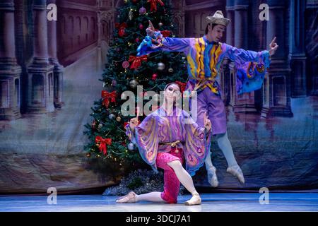 Nairobi, Nairobi, Kenia. Dezember 2025. Balletttänzer des Moskauer Staatlichen Akademischen Theaters treten am 22. Dezember 2025 bei der russischen Ballettgala in Nairobi auf. Unter der Leitung von Victor Davydov, dem künstlerischen Leiter, präsentierten die Tänzer eine Reihe von Acts, darunter Tänze aus dem zweiten Akt des Balletts der Nussknacker, Weiße Adagio aus dem Ballett Schwanensee sowie den Ozean und die Perlen Pas de Trois aus dem Ballett das kleine Buckelpferd von Pjotschaikowski Taikowski Tschaikowski. Die Gala ist eine Feier der Kunstfertigkeit mit dem Ziel, den kulturellen Austausch zu fördern. (Bild: © Kevin Midigo/ZUMA Press Wire) E Stockfoto