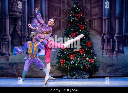 Nairobi, Nairobi, Kenia. Dezember 2025. Balletttänzer des Moskauer Staatlichen Akademischen Theaters treten am 22. Dezember 2025 bei der russischen Ballettgala in Nairobi auf. Unter der Leitung von Victor Davydov, dem künstlerischen Leiter, präsentierten die Tänzer eine Reihe von Acts, darunter Tänze aus dem zweiten Akt des Balletts der Nussknacker, Weiße Adagio aus dem Ballett Schwanensee sowie den Ozean und die Perlen Pas de Trois aus dem Ballett das kleine Buckelpferd von Pjotschaikowski Taikowski Tschaikowski. Die Gala ist eine Feier der Kunstfertigkeit mit dem Ziel, den kulturellen Austausch zu fördern. (Bild: © Kevin Midigo/ZUMA Press Wire) E Stockfoto