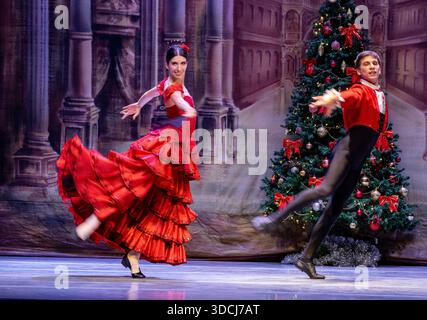 Nairobi, Nairobi, Kenia. Dezember 2025. Balletttänzer des Moskauer Staatlichen Akademischen Theaters treten am 22. Dezember 2025 bei der russischen Ballettgala in Nairobi auf. Unter der Leitung von Victor Davydov, dem künstlerischen Leiter, präsentierten die Tänzer eine Reihe von Acts, darunter Tänze aus dem zweiten Akt des Balletts der Nussknacker, Weiße Adagio aus dem Ballett Schwanensee sowie den Ozean und die Perlen Pas de Trois aus dem Ballett das kleine Buckelpferd von Pjotschaikowski Taikowski Tschaikowski. Die Gala ist eine Feier der Kunstfertigkeit mit dem Ziel, den kulturellen Austausch zu fördern. (Bild: © Kevin Midigo/ZUMA Press Wire) E Stockfoto