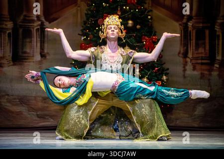 Nairobi, Nairobi, Kenia. Dezember 2025. Balletttänzer des Moskauer Staatlichen Akademischen Theaters treten am 22. Dezember 2025 bei der russischen Ballettgala in Nairobi auf. Unter der Leitung von Victor Davydov, dem künstlerischen Leiter, präsentierten die Tänzer eine Reihe von Acts, darunter Tänze aus dem zweiten Akt des Balletts der Nussknacker, Weiße Adagio aus dem Ballett Schwanensee sowie den Ozean und die Perlen Pas de Trois aus dem Ballett das kleine Buckelpferd von Pjotschaikowski Taikowski Tschaikowski. Die Gala ist eine Feier der Kunstfertigkeit mit dem Ziel, den kulturellen Austausch zu fördern. (Bild: © Kevin Midigo/ZUMA Press Wire) E Stockfoto