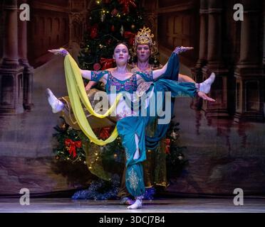 Nairobi, Nairobi, Kenia. Dezember 2025. Balletttänzer des Moskauer Staatlichen Akademischen Theaters treten am 22. Dezember 2025 bei der russischen Ballettgala in Nairobi auf. Unter der Leitung von Victor Davydov, dem künstlerischen Leiter, präsentierten die Tänzer eine Reihe von Acts, darunter Tänze aus dem zweiten Akt des Balletts der Nussknacker, Weiße Adagio aus dem Ballett Schwanensee sowie den Ozean und die Perlen Pas de Trois aus dem Ballett das kleine Buckelpferd von Pjotschaikowski Taikowski Tschaikowski. Die Gala ist eine Feier der Kunstfertigkeit mit dem Ziel, den kulturellen Austausch zu fördern. (Bild: © Kevin Midigo/ZUMA Press Wire) E Stockfoto