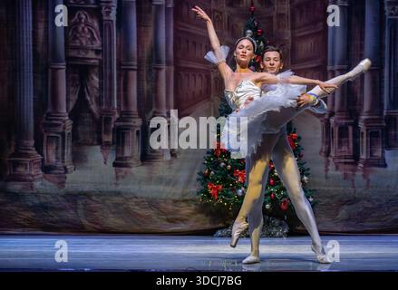 Nairobi, Nairobi, Kenia. Dezember 2025. Balletttänzer des Moskauer Staatlichen Akademischen Theaters treten am 22. Dezember 2025 bei der russischen Ballettgala in Nairobi auf. Unter der Leitung von Victor Davydov, dem künstlerischen Leiter, präsentierten die Tänzer eine Reihe von Acts, darunter Tänze aus dem zweiten Akt des Balletts der Nussknacker, Weiße Adagio aus dem Ballett Schwanensee sowie den Ozean und die Perlen Pas de Trois aus dem Ballett das kleine Buckelpferd von Pjotschaikowski Taikowski Tschaikowski. Die Gala ist eine Feier der Kunstfertigkeit mit dem Ziel, den kulturellen Austausch zu fördern. (Bild: © Kevin Midigo/ZUMA Press Wire) E Stockfoto