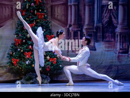 Nairobi, Nairobi, Kenia. Dezember 2025. Balletttänzer des Moskauer Staatlichen Akademischen Theaters treten am 22. Dezember 2025 bei der russischen Ballettgala in Nairobi auf. Unter der Leitung von Victor Davydov, dem künstlerischen Leiter, präsentierten die Tänzer eine Reihe von Acts, darunter Tänze aus dem zweiten Akt des Balletts der Nussknacker, Weiße Adagio aus dem Ballett Schwanensee sowie den Ozean und die Perlen Pas de Trois aus dem Ballett das kleine Buckelpferd von Pjotschaikowski Taikowski Tschaikowski. Die Gala ist eine Feier der Kunstfertigkeit mit dem Ziel, den kulturellen Austausch zu fördern. (Bild: © Kevin Midigo/ZUMA Press Wire) E Stockfoto