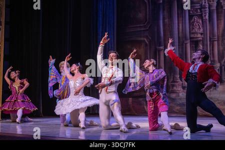 Nairobi, Nairobi, Kenia. Dezember 2025. Balletttänzer des Moskauer Staatlichen Akademischen Theaters treten am 22. Dezember 2025 bei der russischen Ballettgala in Nairobi auf. Unter der Leitung von Victor Davydov, dem künstlerischen Leiter, präsentierten die Tänzer eine Reihe von Acts, darunter Tänze aus dem zweiten Akt des Balletts der Nussknacker, Weiße Adagio aus dem Ballett Schwanensee sowie den Ozean und die Perlen Pas de Trois aus dem Ballett das kleine Buckelpferd von Pjotschaikowski Taikowski Tschaikowski. Die Gala ist eine Feier der Kunstfertigkeit mit dem Ziel, den kulturellen Austausch zu fördern. (Bild: © Kevin Midigo/ZUMA Press Wire) E Stockfoto