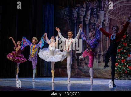 Nairobi, Nairobi, Kenia. Dezember 2025. Balletttänzer des Moskauer Staatlichen Akademischen Theaters treten am 22. Dezember 2025 bei der russischen Ballettgala in Nairobi auf. Unter der Leitung von Victor Davydov, dem künstlerischen Leiter, präsentierten die Tänzer eine Reihe von Acts, darunter Tänze aus dem zweiten Akt des Balletts der Nussknacker, Weiße Adagio aus dem Ballett Schwanensee sowie den Ozean und die Perlen Pas de Trois aus dem Ballett das kleine Buckelpferd von Pjotschaikowski Taikowski Tschaikowski. Die Gala ist eine Feier der Kunstfertigkeit mit dem Ziel, den kulturellen Austausch zu fördern. (Bild: © Kevin Midigo/ZUMA Press Wire) E Stockfoto