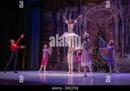 Nairobi, Nairobi, Kenia. Dezember 2025. Balletttänzer des Moskauer Staatlichen Akademischen Theaters treten am 22. Dezember 2025 bei der russischen Ballettgala in Nairobi auf. Unter der Leitung von Victor Davydov, dem künstlerischen Leiter, präsentierten die Tänzer eine Reihe von Acts, darunter Tänze aus dem zweiten Akt des Balletts der Nussknacker, Weiße Adagio aus dem Ballett Schwanensee sowie den Ozean und die Perlen Pas de Trois aus dem Ballett das kleine Buckelpferd von Pjotschaikowski Taikowski Tschaikowski. Die Gala ist eine Feier der Kunstfertigkeit mit dem Ziel, den kulturellen Austausch zu fördern. (Bild: © Kevin Midigo/ZUMA Press Wire) E Stockfoto