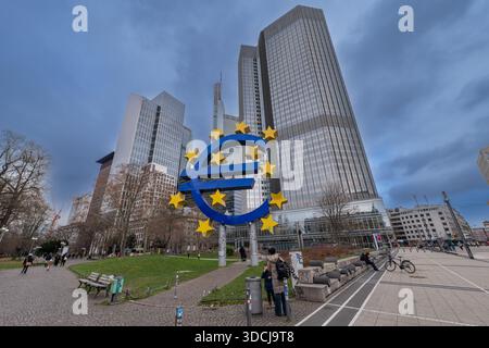 FRANKFURT a.M., DEUTSCHLAND, 12.07.2024, große Euro-Währungszeichen-Skulptur vor Wolkenkratzern im Finanzviertel Frankfurt am Main auf einer bewölkten da Stockfoto