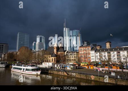 FRANKFURT a.M., DEUTSCHLAND, 12-07-2024, Panoramablick auf die Skyline von Frankfurt am Main mit dem Main, einem Ausflugsboot, der Kirche St. Leonhard und modernen s Stockfoto
