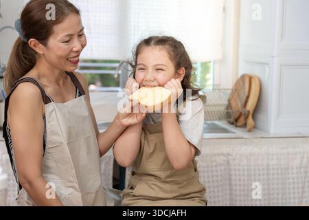Familienzeit, Frühstück, gemeinsame Aktivitäten während der Ferien. Mutter und Tochter essen in den Ferien zusammen. Neues Zuhause für fami Stockfoto