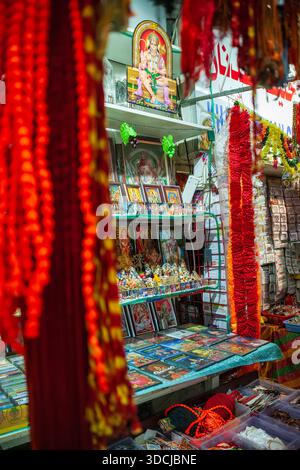 Pooja-Geschäft in der Shiva-Tempellinie in Bur Dubai, Dubai, Vereinigte Arabische Emirate Stockfoto