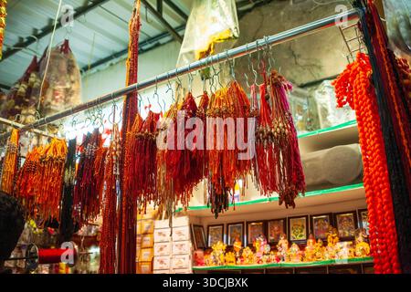 Pooja-Geschäft in der Shiva-Tempellinie in Bur Dubai, Dubai, Vereinigte Arabische Emirate Stockfoto