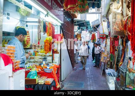 Pooja-Geschäft in der Shiva-Tempellinie in Bur Dubai, Dubai, Vereinigte Arabische Emirate Stockfoto
