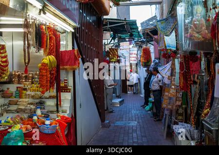 Pooja-Geschäft in der Shiva-Tempellinie in Bur Dubai, Dubai, Vereinigte Arabische Emirate Stockfoto