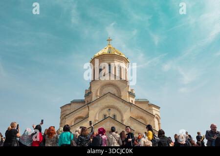 Die Sameba-Kathedrale in Tiflis, Georgien, erhebt sich majestätisch mit ihrer goldenen Kuppel. Dieses Bild fängt seine große... Stockfoto